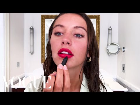 アイリス・ローのツヤ肌・赤リップガイド｜美容の秘密｜ヴォーグ (Iris Law's Guide to Glowing Skin and a Red Lip | Beauty Secrets | Vogue)