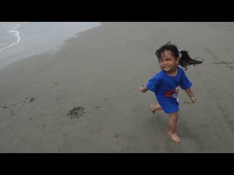 DELISHA BERMAIN DI PANTAI AIR PANTAI PUN NAIK