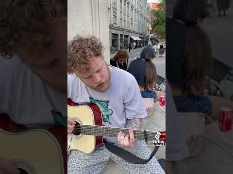 Her face when I start singing￼