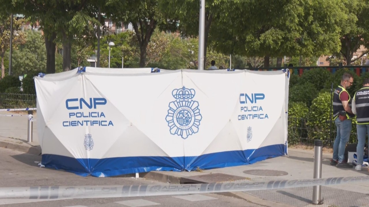 Muere un menor apuñalado por un joven desde un patinete en