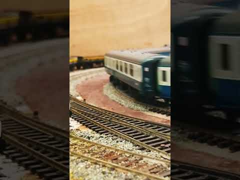 Flying Scotsman chasing Mallard! Hornby #trains #hornby #mallard #flyingscotsman