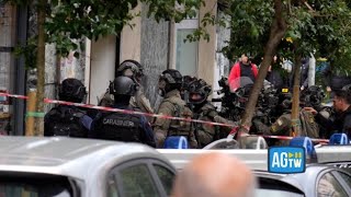 Napoli, l’intervento in banca delle forze speciali del Gis tra l’esultanza della folla