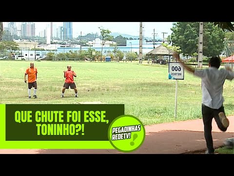 TONINHO TORNADO ASKED FOR THE BALL BACK… BUT HE KICKED IT IN THE AIR! | RedeTV Pranks!