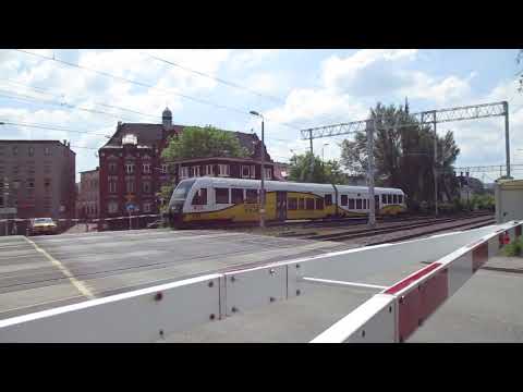 Skład „KD Sprinter Bystrzyca” wjeżdża na stację Wałbrzych Miasto