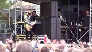 Sum 41 - Black Sabbath, Motorhead &amp; Metallica mash (live @ Rock For People = 03-07-11)
