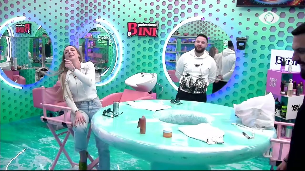 Marko dhe Juela këndojnë këngën e shkruar nga vetë banori