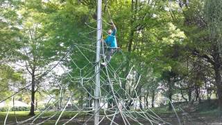 preview picture of video 'Aqeel doing the Spiderman climb'