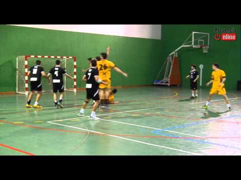 La polémica: BM Plasencia agarrón en la última jugada.