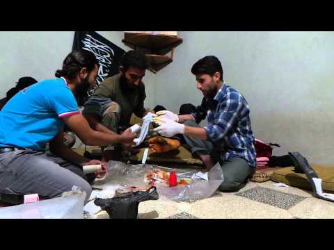 إسعاف أحد جرحى عناصر كتائب فاروق الشمال في ريف إدلب