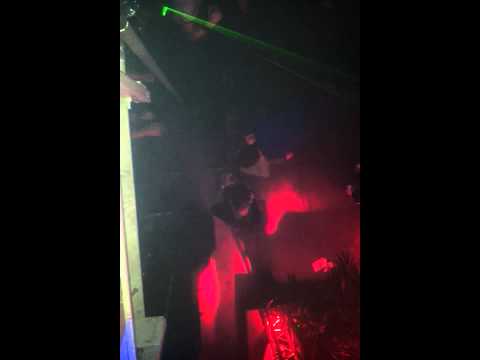 Het dak gaat eraf,helemaal los!!!