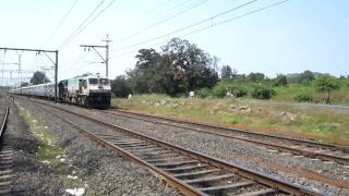 preview picture of video '[IRFCA] Mumbai-Banglore City Express Hauled by a WDP4 & WCG2!!!!'