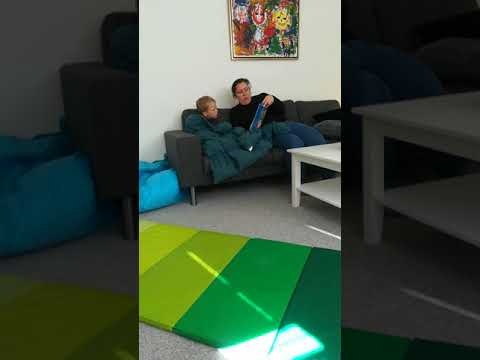 Elliot får læst de tre små grise