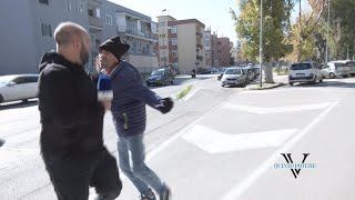 La minaccia dell&#39;abusivo: &quot;Loconte ti stacco la testa&quot;. Giornalista scende dall&#39;auto e lo affronta