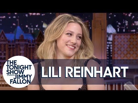 リリ・ラインハートはリバーデールを卒業し、彼女の酔っぱらいの名言を共有しています。 (Lili Reinhart Talks Graduating from Riverdale and Shares Her Drunk Quotes)