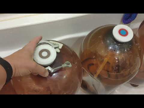 Как открыть пэт кегу. Пэт кеги 30 литров. Кран для кеги 30 литров. Вскрытие пластиковой кеги. Как открыть пэт кегу.