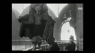 Un FOU saute de la Tour Eiffel (Paris, 1912) - Images CHOQUANTES