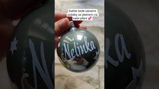 Skleněná vánoční koule se jménem - světle šedá LESK 7cm