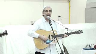Shlomo Carlebach "Meshartav" Benyamin Steinberg 2014 משרתיו שואלים (הזמר והיוצר בנימין שטיינברג) - התמונה מוצגת ישירות מתוך אתר האינטרנט יוטיוב. זכויות היוצרים בתמונה שייכות ליוצרה. קישור קרדיט למקור התוכן נמצא בתוך דף הסרטון