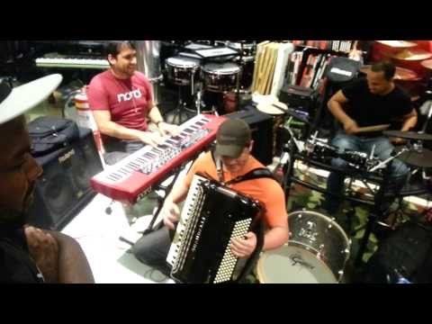 TRIFASE - GATINHA ASSANHADA.