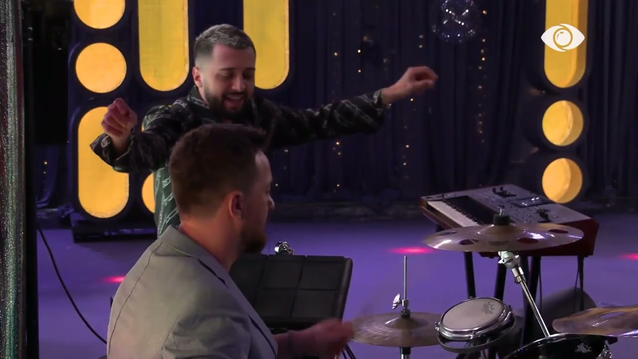 “Në dasmën time…”/ Gjesti këndon live, Tiri e shoqëron në bateri