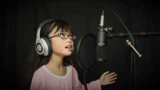 Девочка поет песню из любимого мультика - Видео онлайн