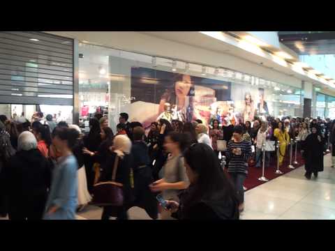 تدافع الجمهور لحظة افتتاح متجر للملابس في الكويت