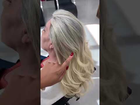 Fios brancos camuflados com mechas loiras, conhece essa técnica
