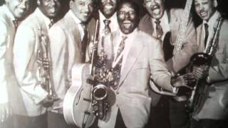 Ella Fitzgerald and Louis Jordan - Baby It_s Cold Outside.flv