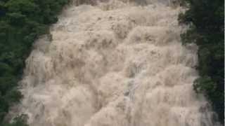 preview picture of video 'Wentworth Falls, Blue Mountains, Australia, in Flood'