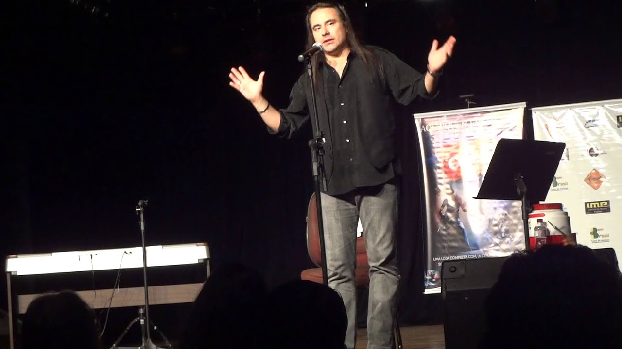 Vocalista André matos ex: Angra, Shaman. Demonstrando a diferença entre voz de cabeça e falsete