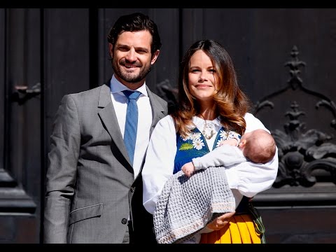 Prins Alexander döps i klassisk dopklänning