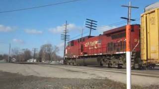 preview picture of video 'Fostoria Ohio Trains 3-11-11 with AMAZING catches'