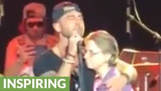 Country singer sings to mom with Alzheimer’s on stage