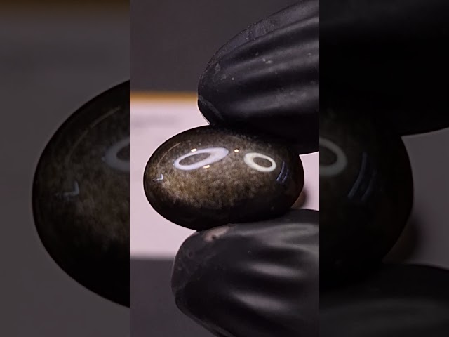 حجر اوبسيديان اسود مع توهج طبيعي مفحوص بشهادة مختبر