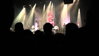 Walk off the Earth concert: Shake