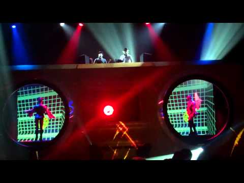 Soundsystem 05   Dirty Vegas   Kel E Hannah Parasols