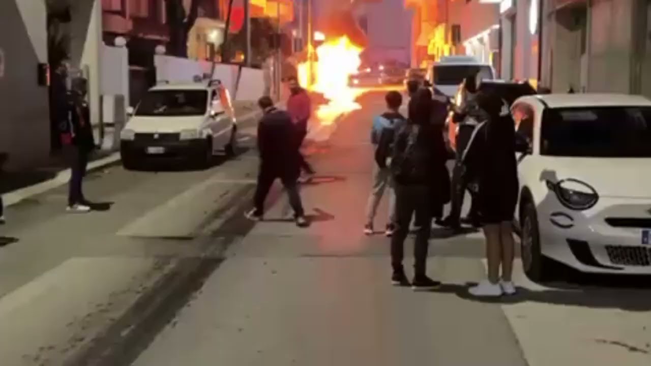 Auto in fiamme a Scoglitti