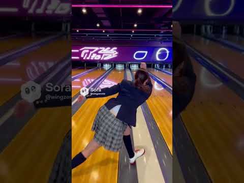 制服姿の女子高生がボウリング場でボウリングをしている