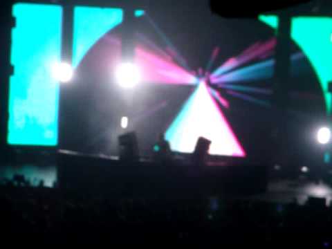 Tiesto Cicada One beat away (arno cost remix) at Los Angeles Shrine 2009