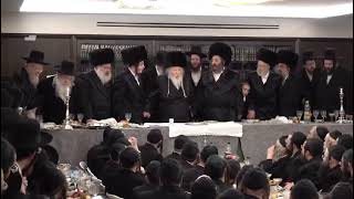 כבוד קדושת מרן אדמור מגור שליט"א רוקד בשמחת השבע ברכות של נכדו בבית הנגיד אברהם גוטסמן