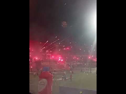 "Espectacular recibimiento de La Banda del Indio - Cúcuta vs Atlético Nacional" Barra: La Banda del Indio &bull; Club: Cúcuta &bull; País: Colombia