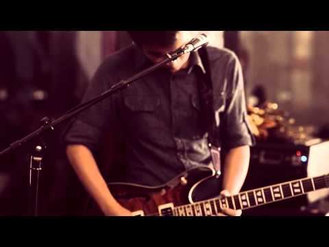 Never The Strangers - Bago Mahuli Ang Lahat [Live At Spryta Studio]