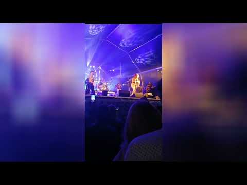 Tina Turner portuguesa sofre QUEDA BRUTAL durante concerto