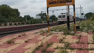 preview picture of video 'Golkonda exp overtakes manuguru passenger'