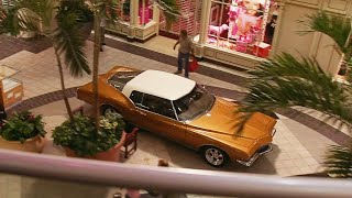 Чев Челиос уходит от полиции по торговому центру: Адреналин (2006) Момент из фильма