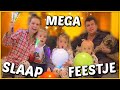 MEGA SLAAPFEESTJE iN WOONKAMER ? | Bellinga Vlog #1593