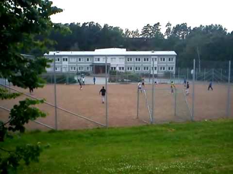 Ungdomar spelar fotboll i Bergsjön