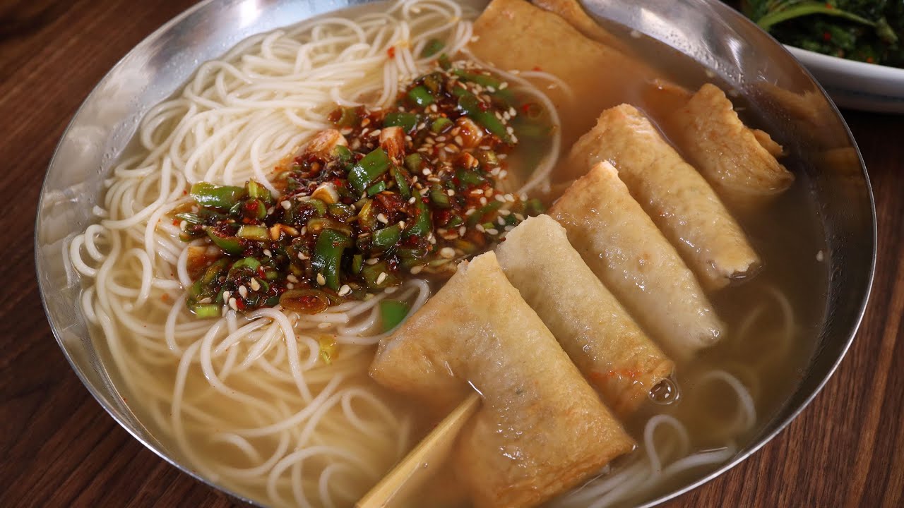 Noodle soup with fish cakes (Eomuk-guksu: )