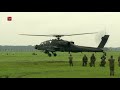 Gestrande Apache-helikopter stijgt weer op uit Drontens weiland