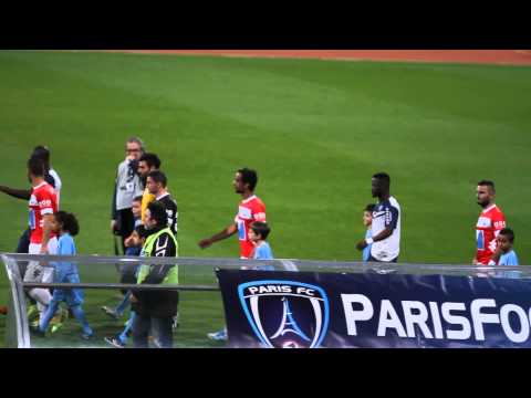 Entrée des joueurs lors de la rencontre Paris FC - US Colomiers.